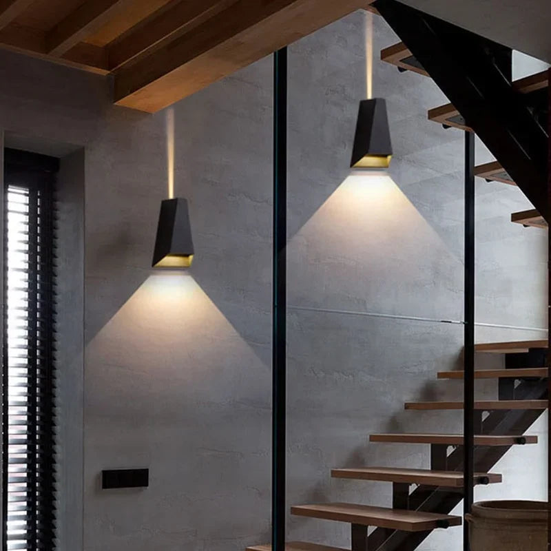 Clara ウォールスコンセ | モダンなアルミ製アップダウンライト、ブラックLED